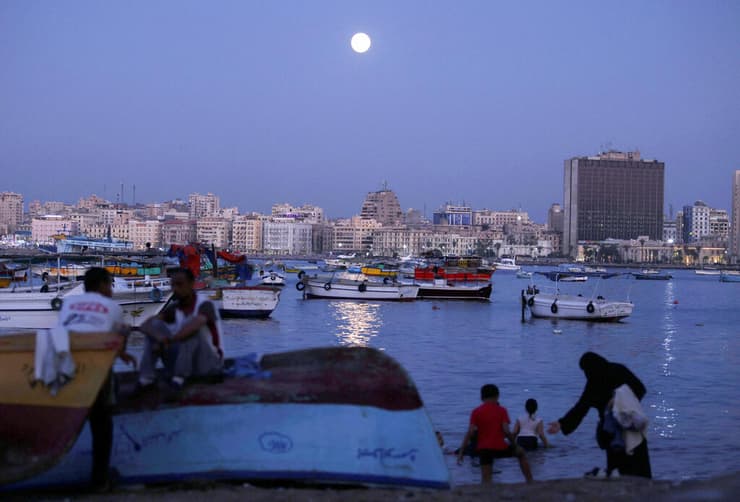 הירח בעיר אלכסנדריה במצרים