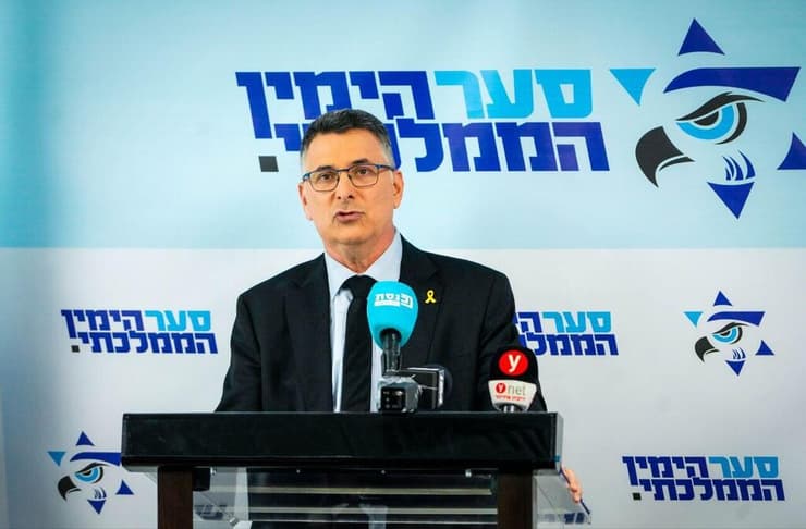 גדעון סער בתחילת הישיבת סיעה