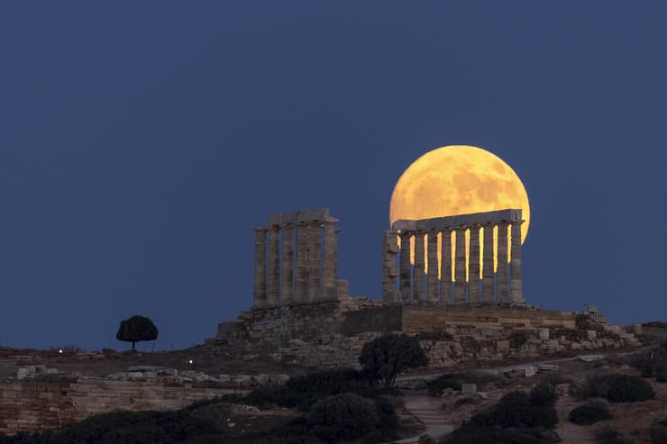 הירח על רקע מקדש ביוון