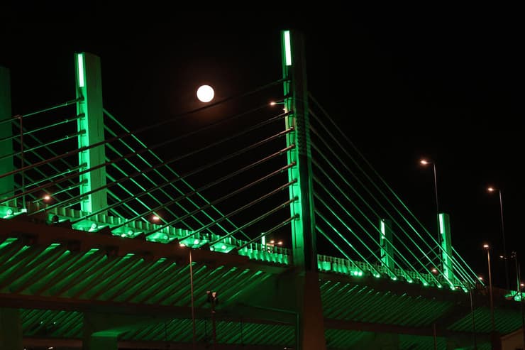 הירח המלא על רקע גשר בדוחא 