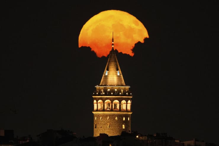הירח המלא מעל איסטנבול