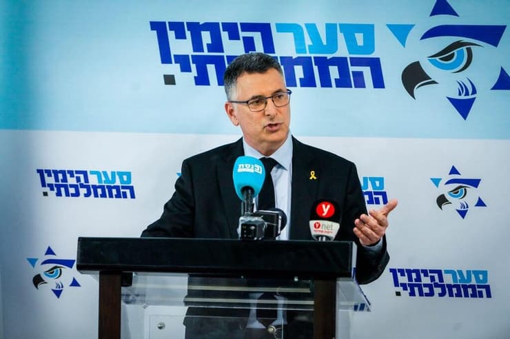 גדעון סער בתחילת הישיבת סיעה