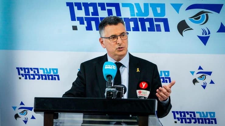 גדעון סער בתחילת הישיבת סיעה