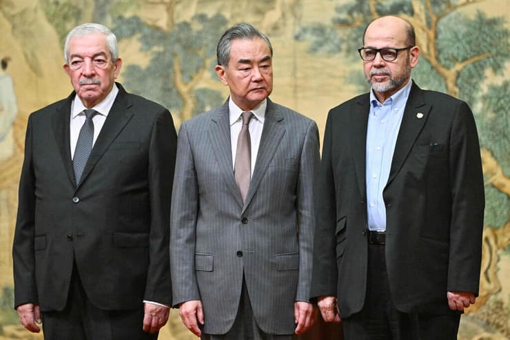 מימין לשמאל: מוסא אבו מרזוק, וואנג יי ומוחמד אל-עאלול