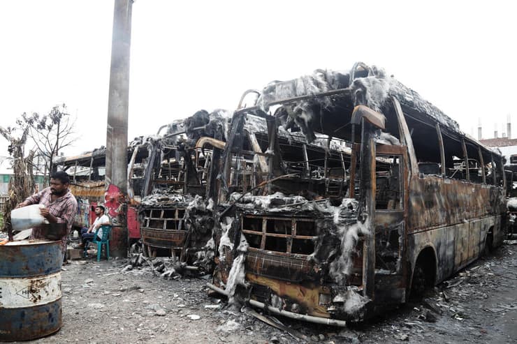 בנגלדש מהומות אוטובוסים שרופים ב רחובות דאקה