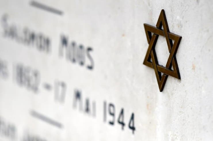 מצבה בבית הקברות היהודי באנסי, צרפת