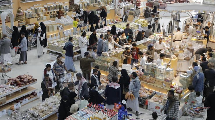 אנשים עורכים קניות בסופרמרקט בצנעא