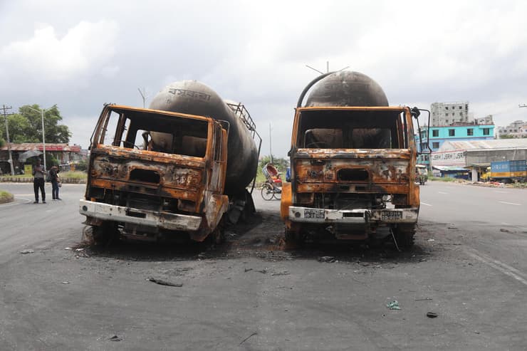 בנגלדש מהומות משאיות דלק שרופות ב רחובות דאקה