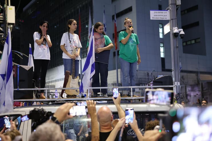  מחאת הנשים להחזרת החטופות והחטופים בכיכר החטופים, תל אביב