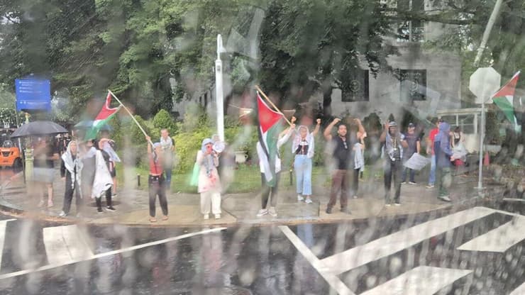ההפגנה הפרו-פלסטינית סמוך למלון של נתניהו