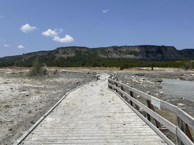 הטיילת שנהרסה בעקבות ההתפרצות ההידרותרמית שאירעה בפארק הלאומי ילוסטון