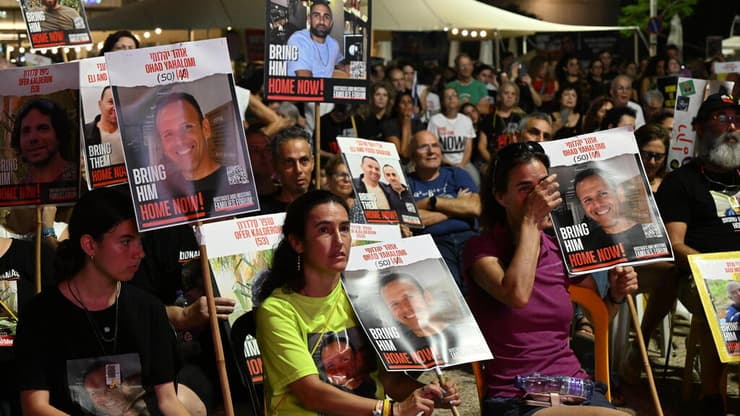 הקרנת נאומו של רה"מ בנימין נתניהו בקונגרס בכיכר החטופים
