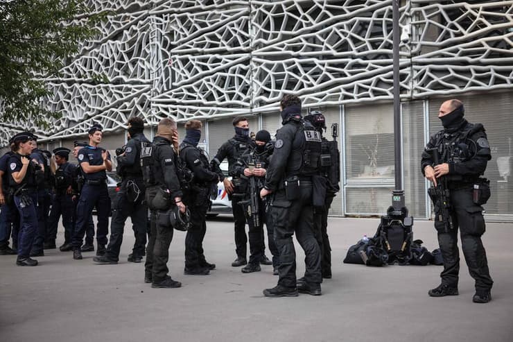 האבטחה מחוץ לפארק דה פראנס 