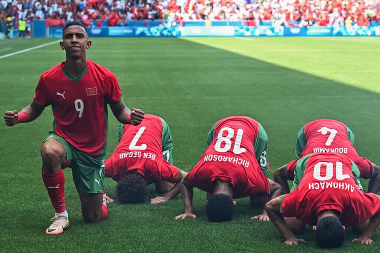 רחימי ושחקני מרוקו חוגגים (צילום: Arnaud FINISTRE / AFP) שחקני מרוקו