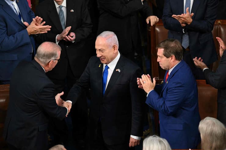 ראש ממשלת ישראל בנימין נתניהו מתקבל בברכה כשהוא מגיע לנאום בפגישה משותפת של הקונגרס בקפיטול האמריקאי