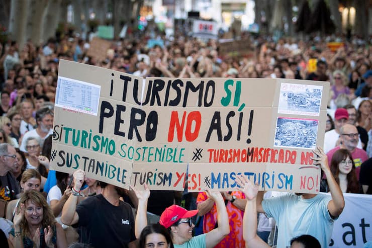 "תיירות כן, אבל לא ככה" - הפגנה נגד תיירות יתר במיורקה