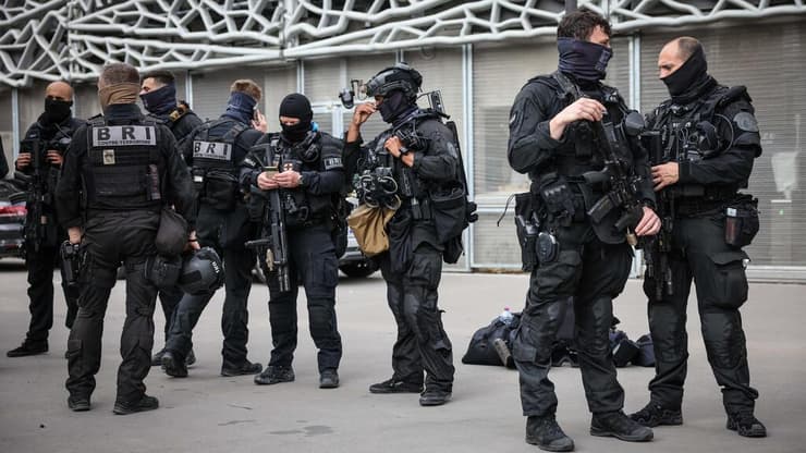 שידור חוזר. האבטחה בפריז במהלך המשחקים האולימפיים (צילום: עוז מועלם) האבטחה מחוץ לפארק דה פראנס