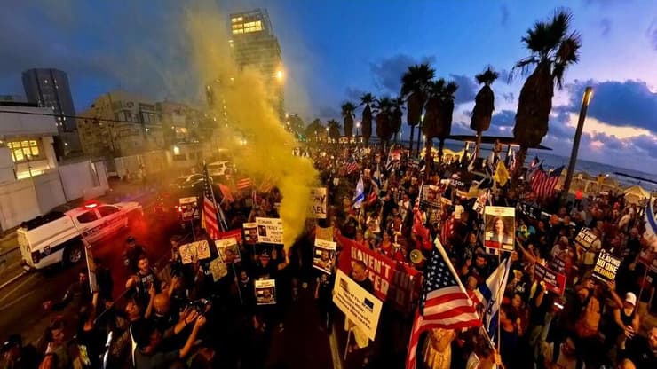  הפגנת משפחות חטופים מול שגרירות ארה״ב במקביל לנאום של נתניהו בקונגרס