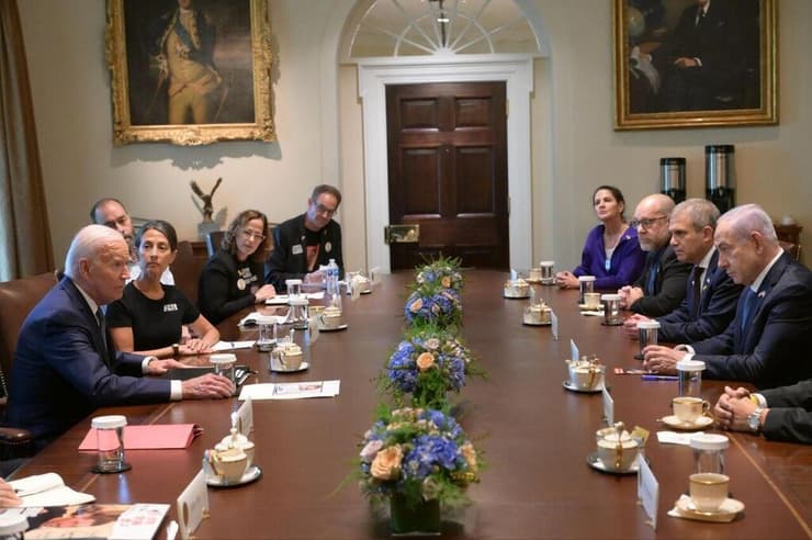 ראש הממשלה בנימין נתניהו ונשיא ארצות-הברית ג׳ו ביידן מקיימים כעת פגישה עם משפחות החטופים