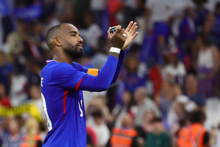 המארחת רוצה זהב. לקאזט מודה לקהל (צילום: Clement MAHOUDEAU / AFP) לקאזט