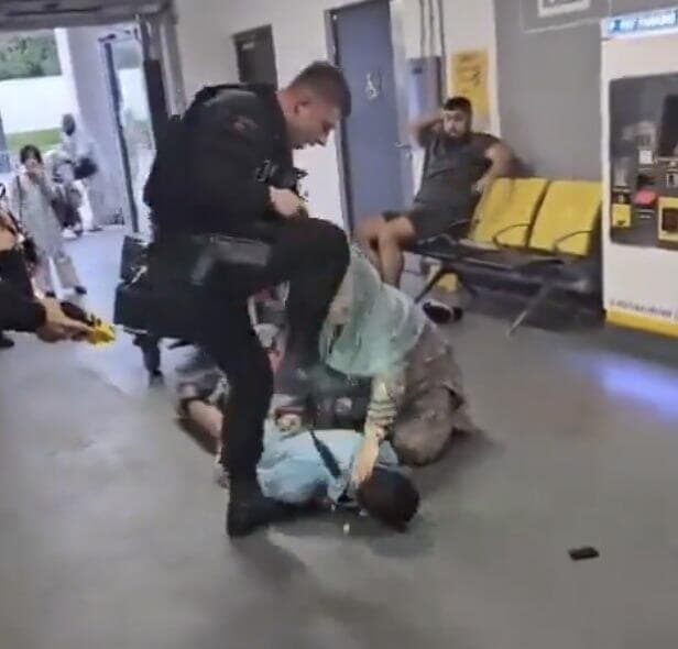 מנצ'סטר שוטר תועד בועט בפנים של צעיר מוסלמי ב נמל ה תעופה