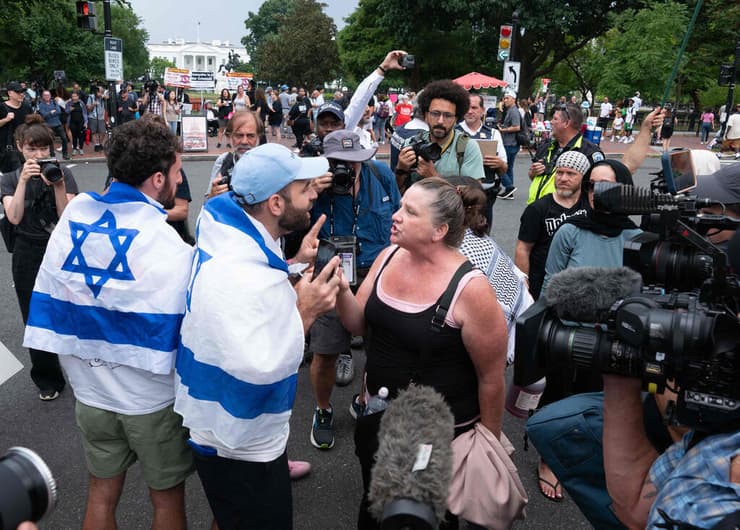 מפגינים פרו ישרלאיים מול הבית הלבן במהלך פגישתם של ביידן ונתניהו