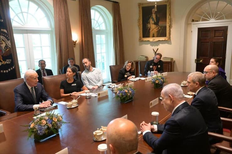 ראש הממשלה בנימין נתניהו ונשיא ארצות-הברית ג׳ו ביידן מקיימים כעת פגישה עם משפחות החטופים