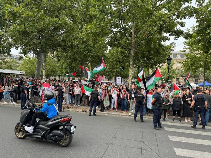 הפגנה פרו פלסטינית בכיכר הרפובליקה בפריז