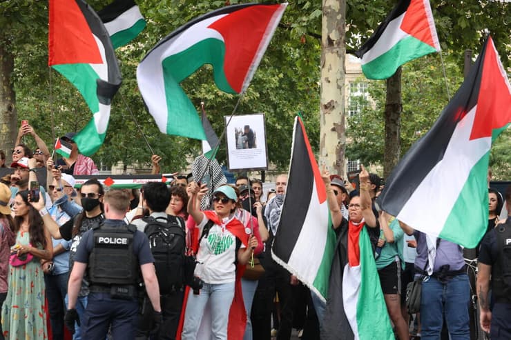 הפגנה פרו פלסטינית בכיכר הרפובליקה בפריז