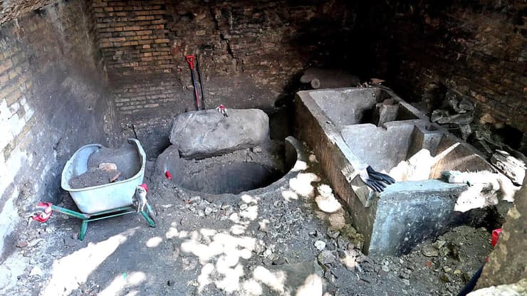 באר המים ומאגרי הענק שהתגלו במרתף מתחת למקוואוות הטהרה ששרתו את בית הכנסת