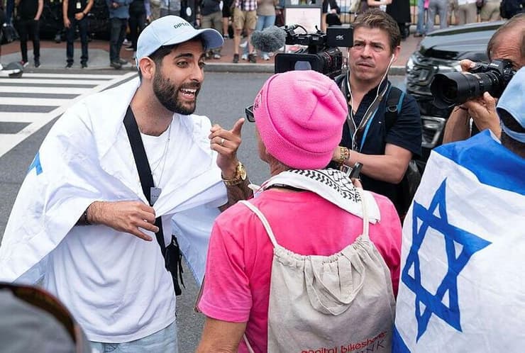 מפגינים פרו ישראלים מול הבית הלבן במהלך פגישתם של ביידן ונתניהו