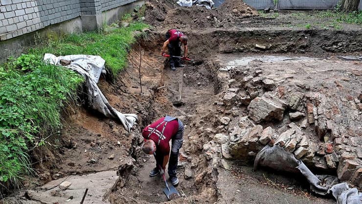 החפירה מתנהלת ע"י צוות של ארכיאולוגים ישראלים וליטאים, בצמוד לבית ספר שנבנה במקום