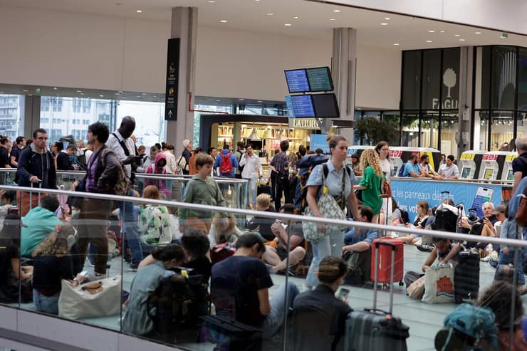 800 אלף נוסעים נפגעו מפעולות החבלה (Thibaud MORITZ / AFP) שיבושים בתנועת הרכבות בפריז