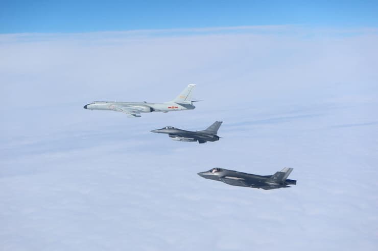  מטוסי F-16 אמריקניים לצד המטוס הסיני בשמי אלסקה