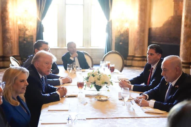 בנימין ושרה נתניהו נפגשים עם דונלד טראמפ ותמונתו של אריאל ביבס