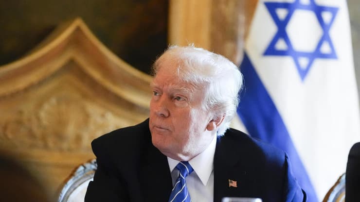 בנימין ושרה נתניהו נפגשים עם דונלד טראמפ ותמונתו של אריאל ביבס