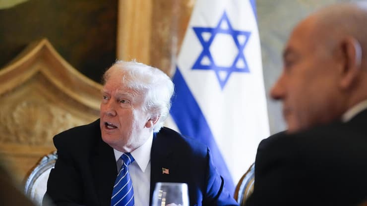 בנימין ושרה נתניהו נפגשים עם דונלד טראמפ ותמונתו של אריאל ביבס