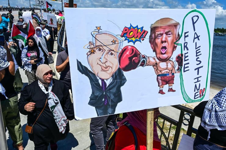 מפגינים נגד ראש ממשלת ישראל בנימין ביבי נתניהו מחוץ לביתו הבית של דונלד טראמפ ב מהראלגו ארה"ב