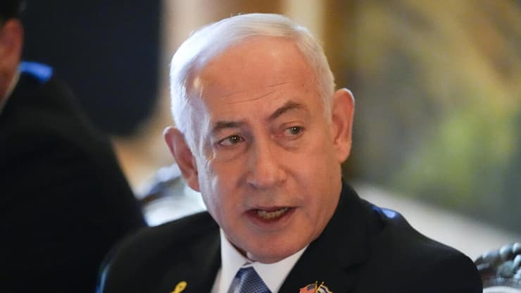 בנימין ושרה נתניהו נפגשים עם דונלד טראמפ ותמונתו של אריאל ביבס