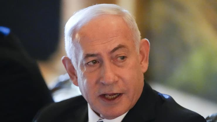 בנימין ושרה נתניהו נפגשים עם דונלד טראמפ ותמונתו של אריאל ביבס