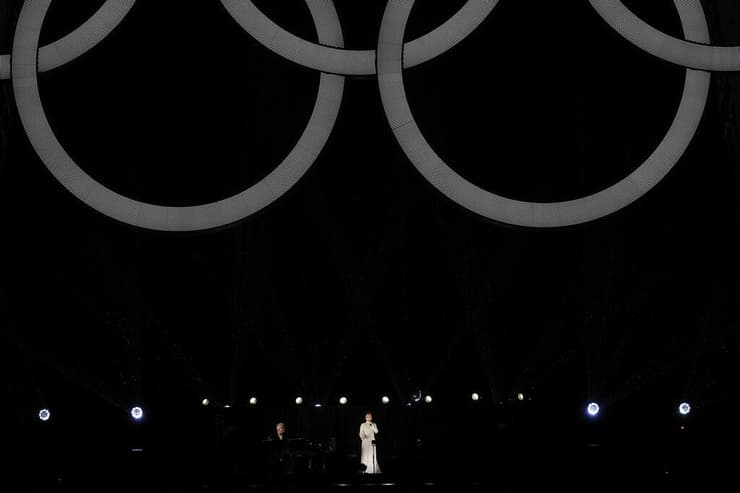 סלין דיון שרה במגדל האייפל במשדר טקס פתיחת האולימפיאדה 2024 בפריז