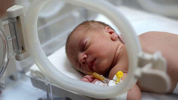 התינוק מאלכ שנולד בניתוח קיסרי בדיר אל-בלח ברצועת עזה