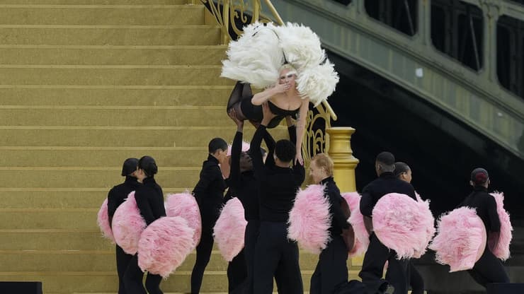 ליידי גאגא מופיעה במשדר טקס פתיחת האולימפיאדה 2024 בפריז