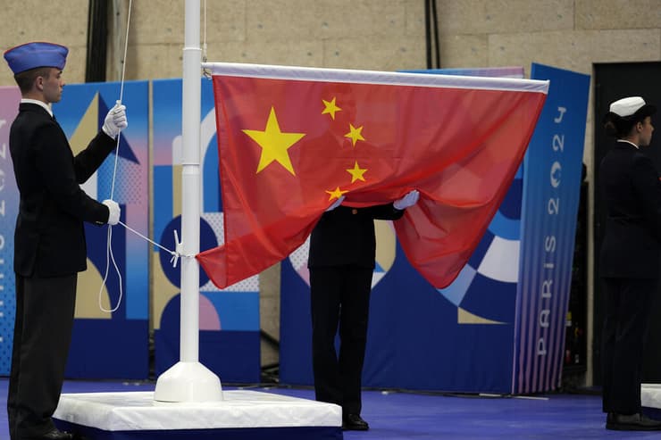 הדגל הסיני עולה מעלה. מחזה שנראה עוד הרבה בפריז