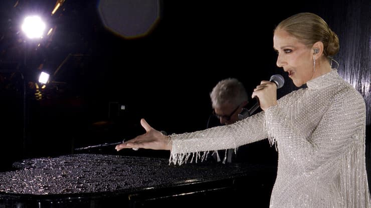 סלין דיון שרה למרגלות מגדל האייפל במשדר טקס פתיחת האולימפיאדה 2024 בפריז