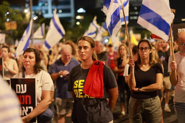 נפגשו בהפגנה בקפלן (צילום: טל שחר) הפגנה בקפלן נגד הממשלה