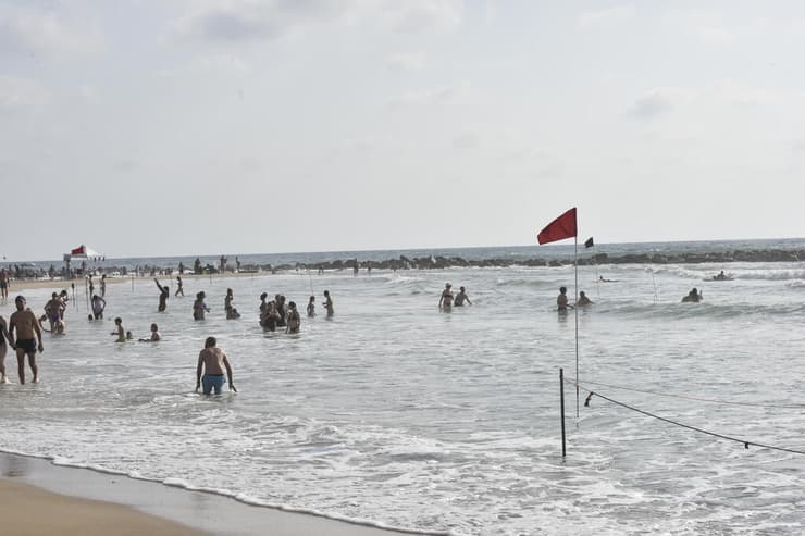 גלים גבוהים וזרמים. חוף בחיפה (צילום: שרון צור) חוף הכרמל בחיפה