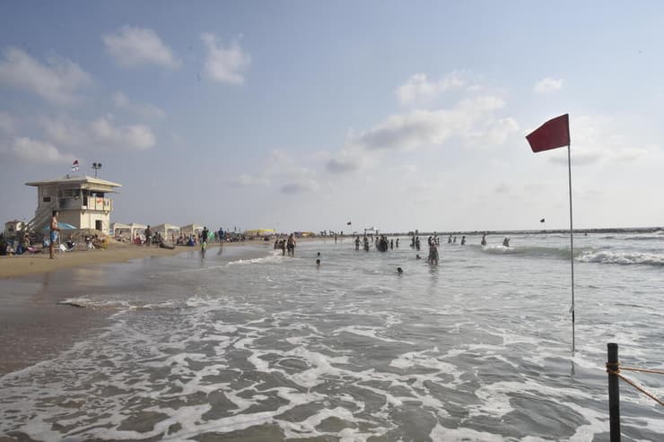 חוף הכרמל בחיפה (צילום: שרון צור) חוף הכרמל בחיפה