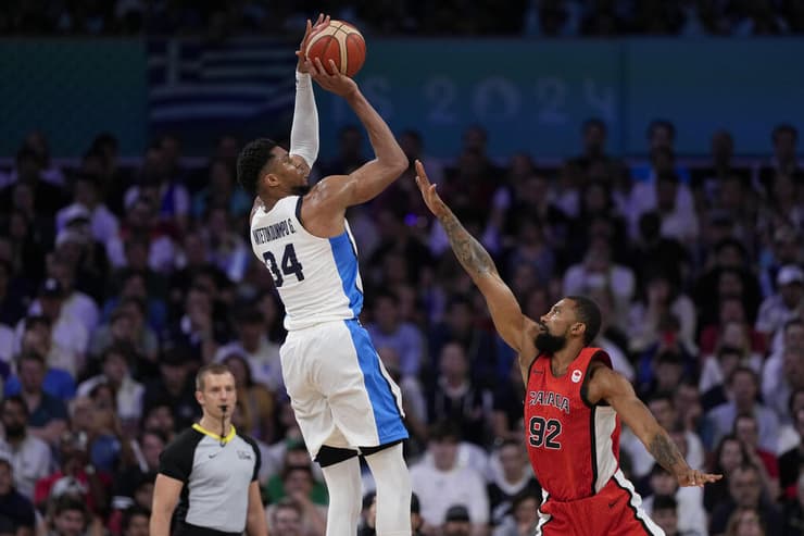 יאניס אנדטוקומבו זורק