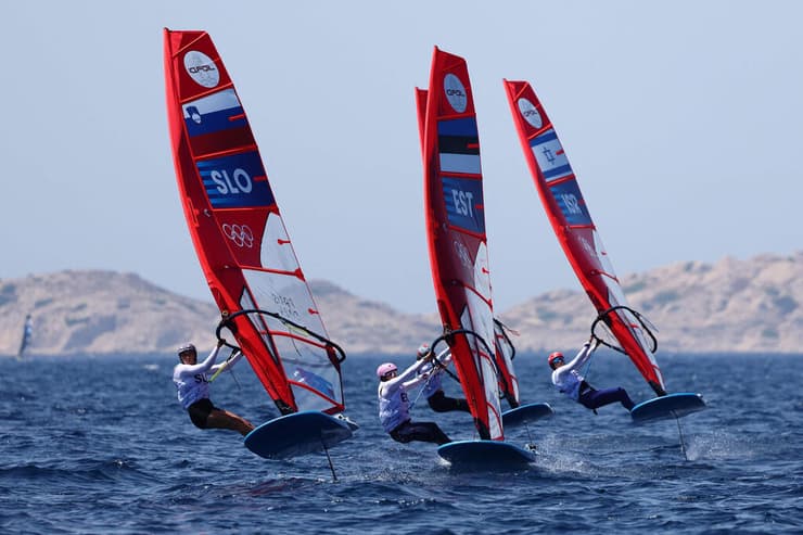 קנטור (ראשונה מימין)